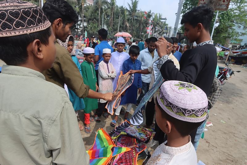 কেরামতিয়া জামে মসজিদের সামনে বিশাল মাঠে বসা মেলায় ঘুড়ি কিনছে শিশুরা। 