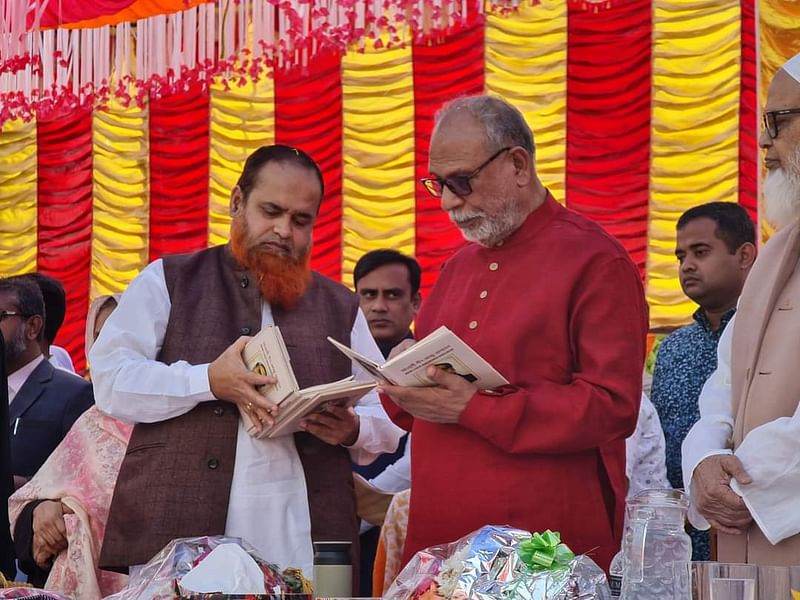 চাচার নামে করা শামসুর রহমান খান স্মৃতি ফাউন্ডেশনের শিক্ষাবৃত্তি প্রদান অনুষ্ঠানে আমানুর রহমান খান ও আবদুল লতিফ সিদ্দিকী। চিরপ্রতিদ্বন্দ্বী দুই পরিবারের মধ্যে এখন সুসম্পর্কছবি: সংগৃহীত