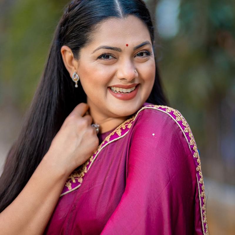 ছবিতে হেসে যেন গড়িয়ে পড়ছেন তিশা। কিসের জন্য এত হাসি, সেটা হয়তো এই অভিনেত্রীই জানেন। ছবিটির নিচে ভক্তদের মন্তব্য, ‘অনেক সুন্দর লাগছে। এবার রাগান্বিত একটি ছবি দেন।’