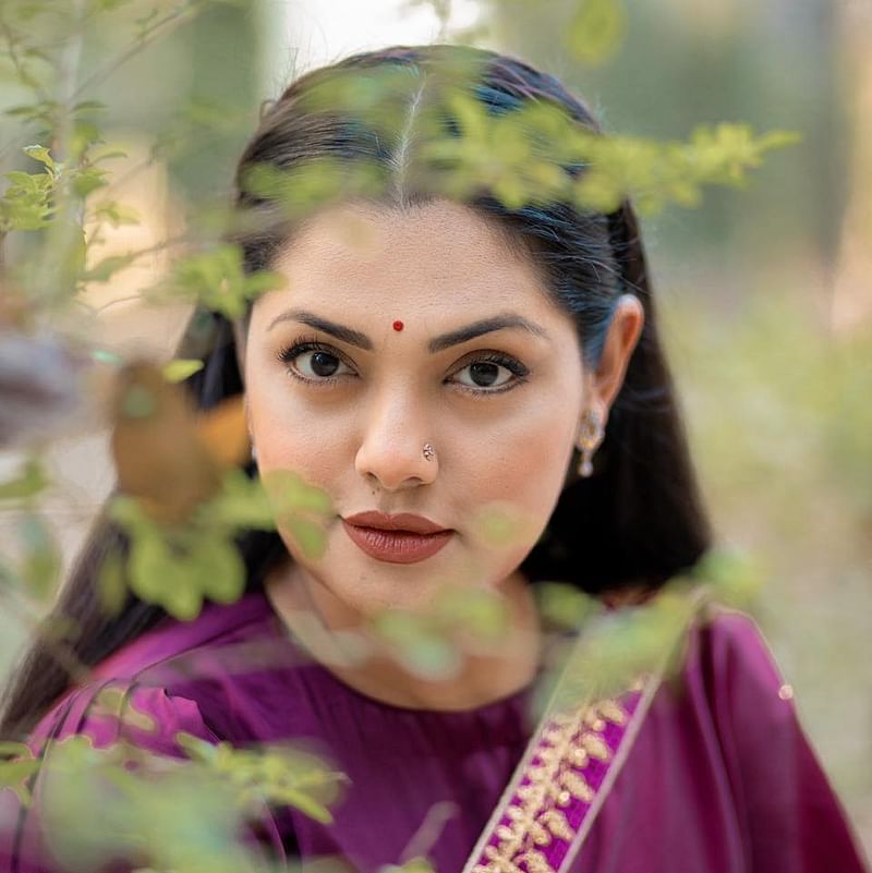 চরিত্রের প্রয়োজনেই নানা রকম অভিব্যক্তি প্রকাশ করতে দেখা যায় এই অভিনেত্রীকে। এবার কৌতূহলী লুকে ফ্রেমবন্দী হলেন তিনি।