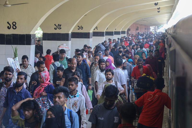 ঈদ উদ্‌যাপন শেষে ঢাকার ফিরছেন নগরবাসী। কমলাপুর রেলস্টেশন।