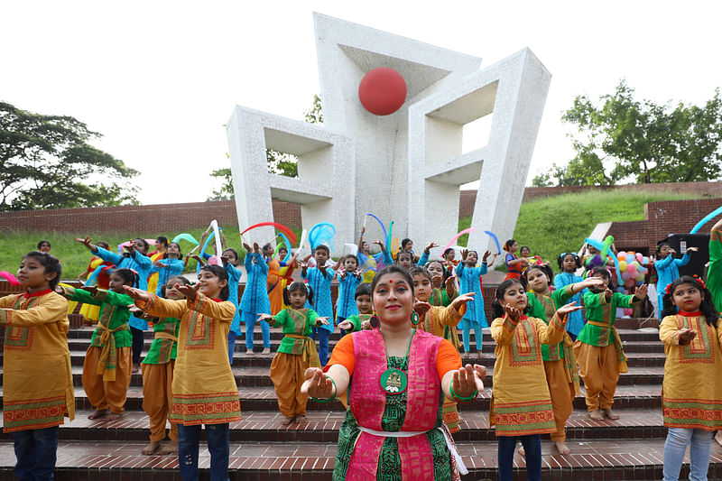 অনুষ্ঠান শুরু হয় দলীয় নৃত্য পরিবেশনের মাধ্যমে