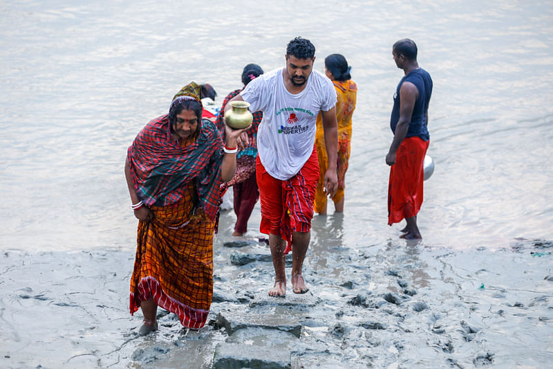 ভৈরব নদে স্নান করে নদের পানি ঘটিতে নিয়ে উঠছেন ভক্তরা।