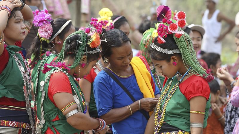 নাচের আগে গয়না ঠিকঠাক করছেন ম্রো নারীরা।