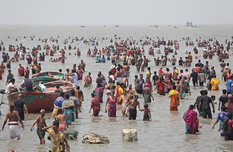 বঙ্গোপসাগরে স্নান করতে নেমেছেন হাজারো ভক্ত।