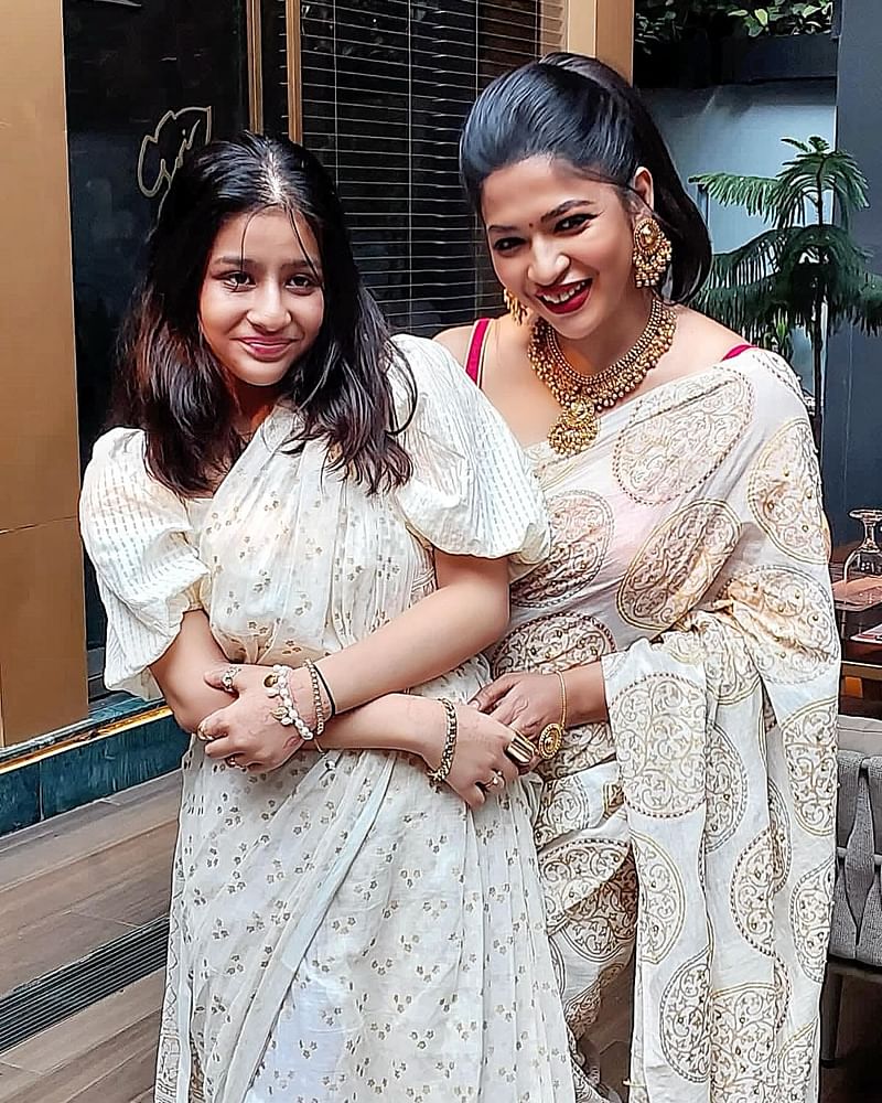 মেয়ে সায়রা সঙ্গে বাঁধন। অভিনেত্রীর ফেসবুক থেকে