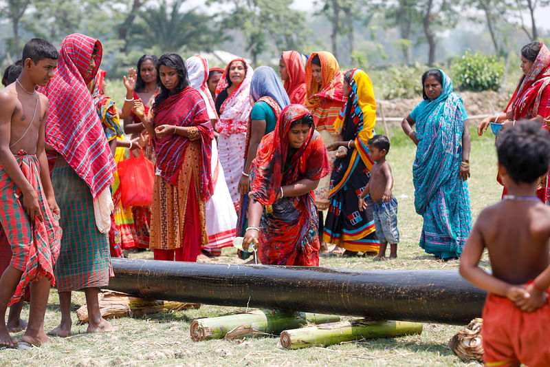 ৩০ ফুট উচ্চতার একটি কাঠের দণ্ড, যার ওপর ঘুরবে চড়ক। দণ্ডটি দাঁড় করানোর আগে ভক্তির সঙ্গে ধুয়ে নেওয়া হচ্ছে।