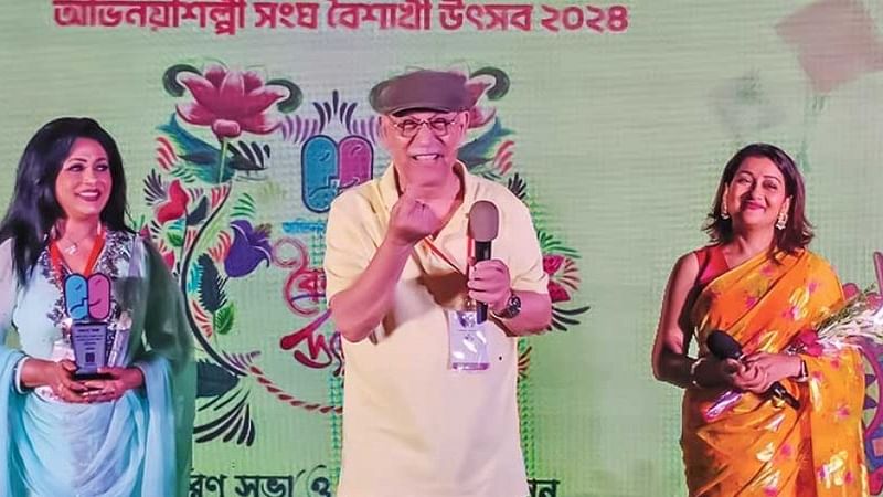 অভিনয়শিল্পী সংঘের আয়োজনে আবুল হায়াত ও অন্যরা। ছবি: ফেসবুক