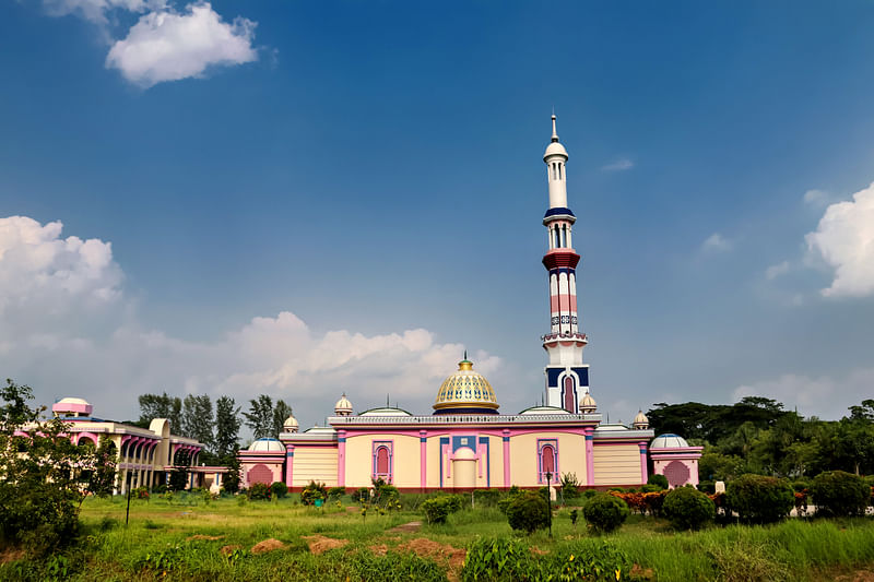 বরিশালের উজিরপুর উপজেলায় দৃষ্টিনন্দন বাইতুল আমান জামে মসজিদ, যা স্থানীয়ভাবে গুঠিয়া মসজিদ নামে পরিচিত।