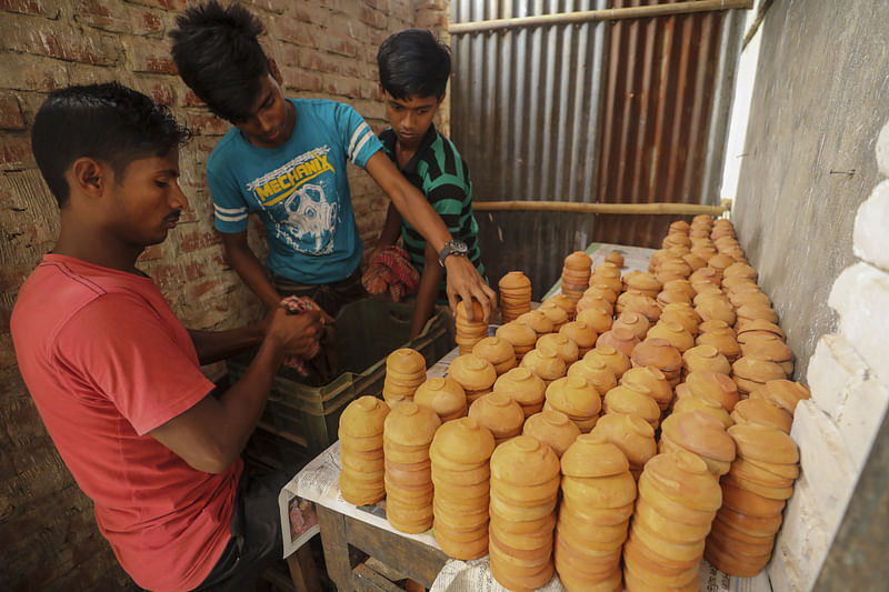 ধুয়েমুছে প্রস্তুত করা হচ্ছে মাটির বাটি।