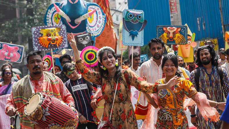 শোভাযাত্রায় অংশ নেন বিভিন্ন বয়সের মানুষ।