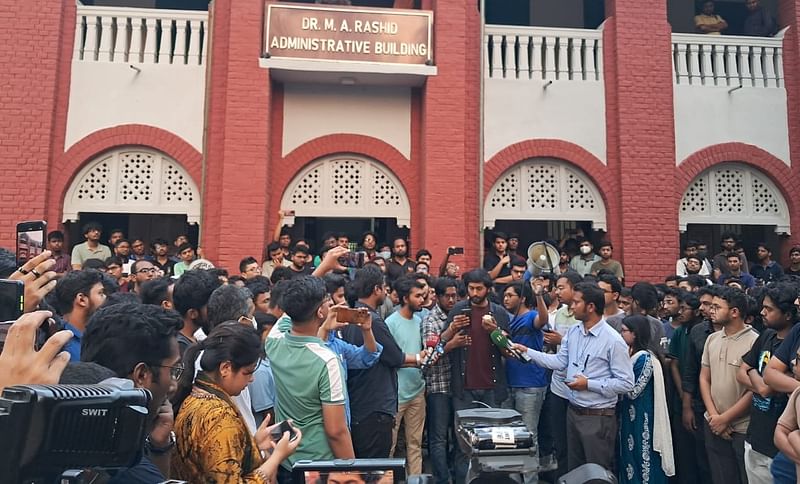 ছাত্ররাজনীতিমুক্ত ক্যাম্পাসের দাবিতে বুয়েটের ড. এম এ রশীদ প্রশাসনিক ভবনের সামনে সংবাদ সম্মেলন করেন আন্দোলনকারী শিক্ষার্থীরা। ঢাকা, ২ এপ্রিল