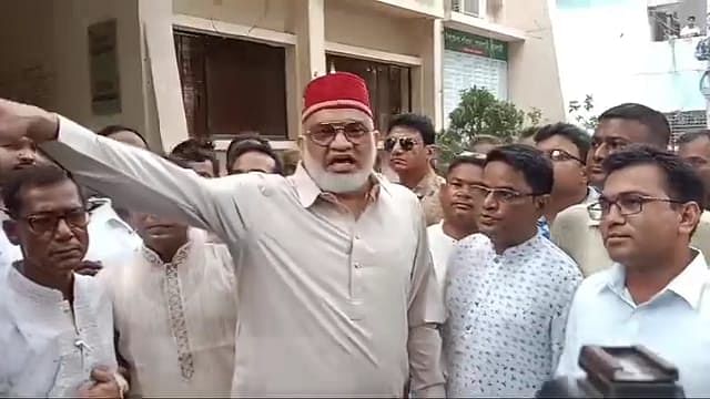 নবনির্বাচিত উপজেলা পরিষদের চেয়ারম্যান বেলাল উদ্দিনের কর্মী-সমর্থকদের দেখে বক্তব্য দেন সংসদ সদস্য ওমর ফারুক চৌধুরী। বৃহস্পতিবার দুপুরে রাজশাহীর গোদাগাড়ী উপজেলা পরিষদ চত্বরেছবি: প্রথম আলো