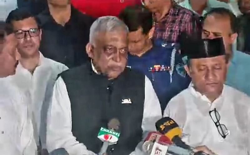 কক্সবাজার শহরের হিল টপ সার্কিট হাউসে রোহিঙ্গা ক্যাম্প বিষয়ক আইনশৃঙ্খলা কমিটির বৈঠক শেষে সাংবাদিকদের সঙ্গে কথা বলেন স্বরাষ্ট্রমন্ত্রী। গতকাল বৃহস্পতিবার রাতেছবি: প্রথম আলো