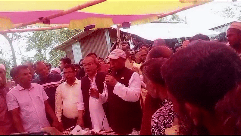 ঘূর্ণিঝড় রিমালে ক্ষতিগ্রস্ত পটুয়াখালীর রাঙ্গাবালী উপজেলার চালিতাবুনিয়া এলাকা পরিদর্শনে গিয়ে বক্তব্য দেন প্রতিমন্ত্রী মহিববুর রহমান। শুক্রবার সকালেছবি: সংগৃহীত