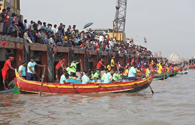 প্রতিযোগিতায় অংশগ্রহণকারীদের আলাদা আলাদা জার্সি ও সাম্পানের নম্বর দেওয়া হয়েছে 