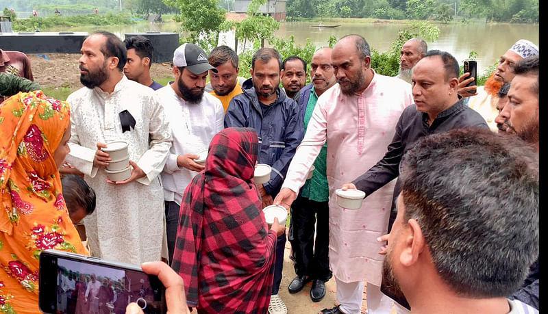 সিলেটের জৈন্তাপুর উপজেলার নিজপাট ইউনিয়নে বন্যাকবলিত মানুষের মধ্যে খাবার ও নগদ সহায়তা দেন জেলা বিএনপি নেতারা। গতকাল বৃহস্পতিবার বিকেলে।ছবি: প্রথম আলো