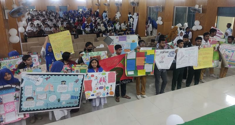 স্বাস্থ্য অলিম্পিয়াড উপলক্ষে তৈরি করা দেয়ালিকা প্রদর্শন করছে বিভিন্ন প্রতিষ্ঠানের শিক্ষার্থীরা। আজ শুক্রবার বিকেলে চাঁপাইনবাবগঞ্জের নবাবগঞ্জ সরকারি কলেজেছবি: প্রথম আলো