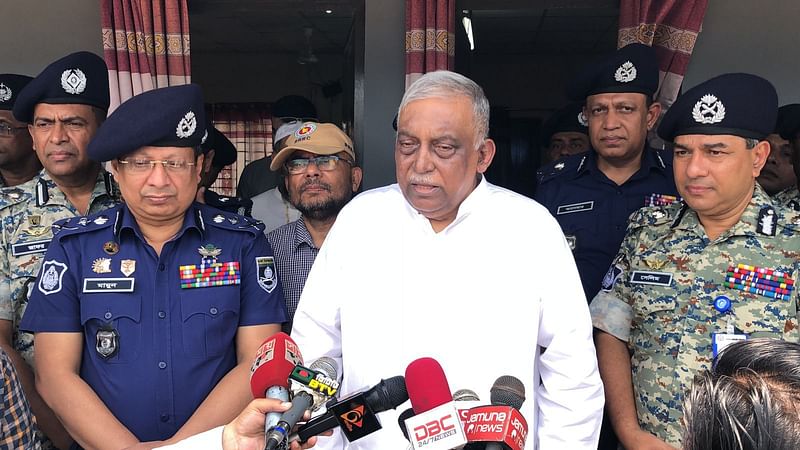 কক্সবাজারের উখিয়ার রোহিঙ্গা আশ্রয়শিবির পরিস্থিতি নিয়ে সাংবাদিকদের সঙ্গে কথা বলেন স্বরাষ্ট্রমন্ত্রী আসাদুজ্জামান খান। আজ শুক্রবার দুপুরেছবি: প্রথম আলো