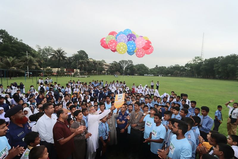 পুলিশ লাইনস মাঠে বেলুন উড়িয়ে স্বাস্থ্য অলিম্পিয়াডের উদ্বোধন। 