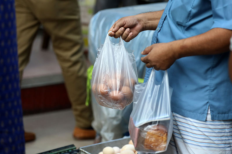 ডিম কিনে বাড়ি ফিরছেন একজন ক্রেতা