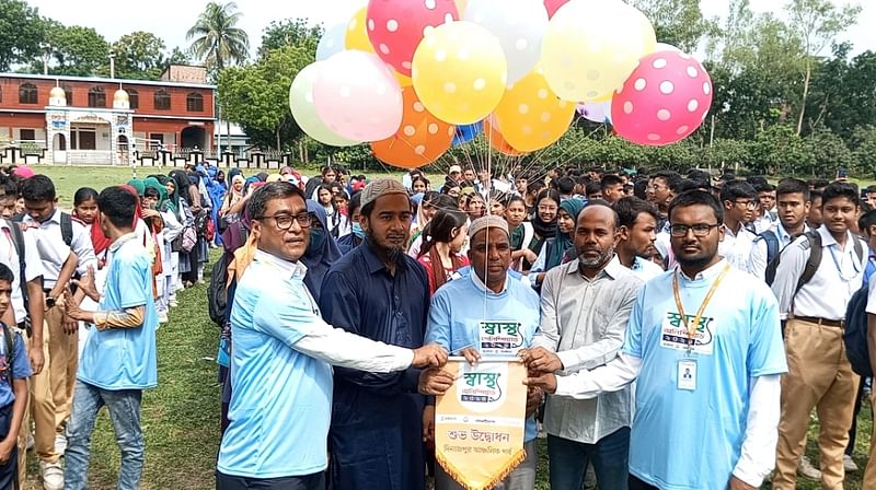 বেলুন উড়িয়ে স্বাস্থ্য অলিম্পিয়াডের উদ্বোধন করা হয়েছে। বৃহস্পতিবার সকালে দিনাজপুর পলিটেকনিক ইনস্টিটিউট মাঠেছবি: প্রথম আলো