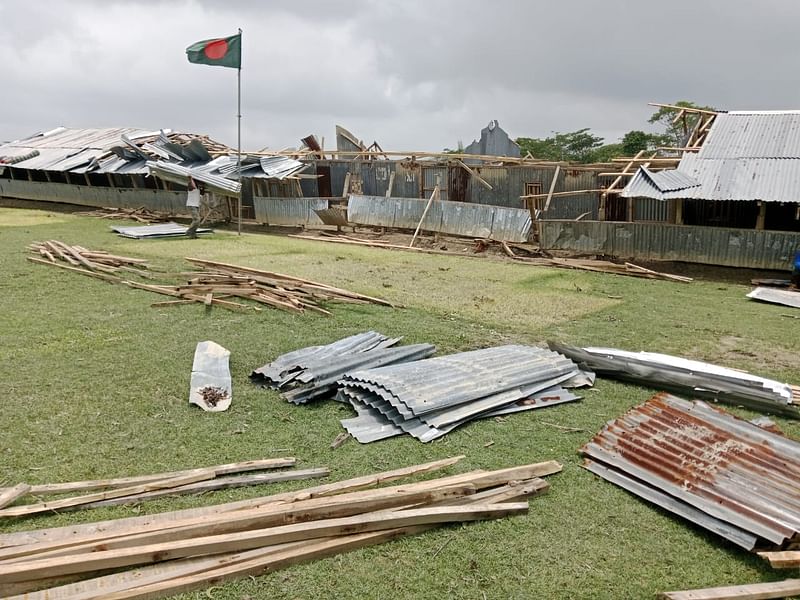 ঘূর্ণিঝড় রিমালের তাণ্ডবে বিদ্যালয়টির চালা উড়ে গেছে। ভেঙে গেছে চারদিকের টিনের বেড়া। আজ বৃহস্পতিবার সকালে পটুয়াখালীর কলাপাড়া উপজেলার নীলগঞ্জ ইউনিয়নের মেনহাজপুর হাক্কানী মাধ্যমিক বিদ্যালয়েছবি: প্রথম আলো