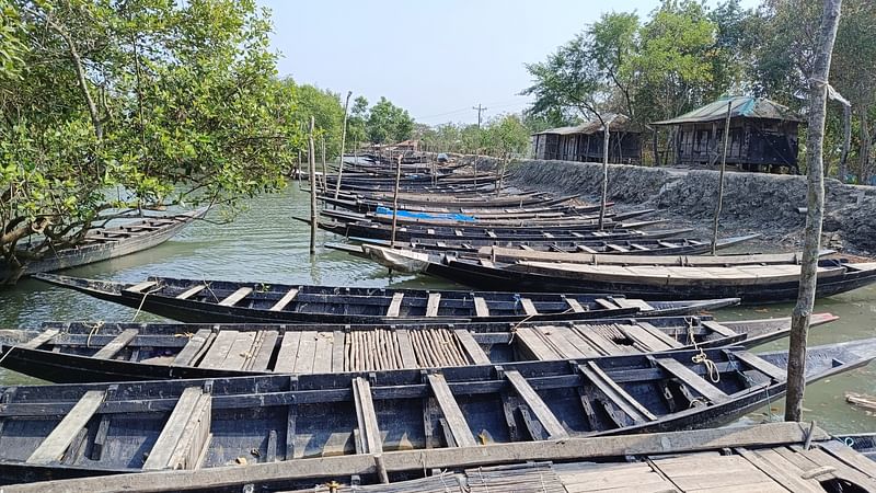 নিষেধাজ্ঞা সামনে রেখে সুন্দরবন থেকে লোকালয়ে ফিরেছেন জেলেরা। নৌকা বেঁধে রাখা হয়েছে লোকালয়ের কাছে। আজ শুক্রবার সকালে কয়রা উপজেলার শাকবাড়িয়া নদীর তীরেছবি: প্রথম আলো