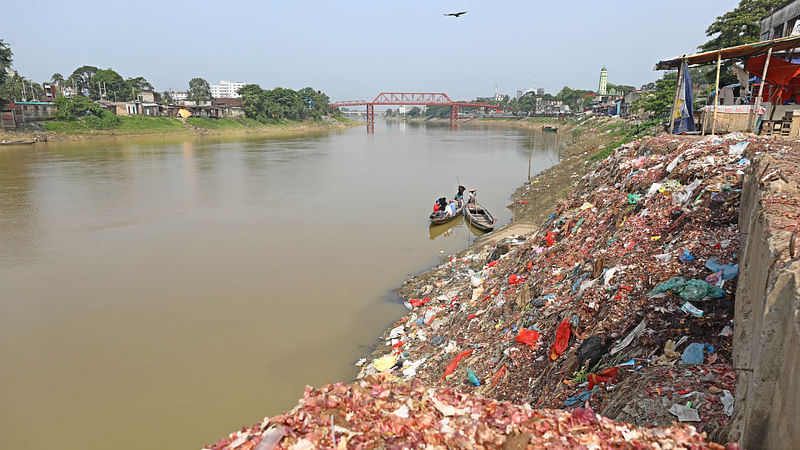 কালীঘাট এলাকার তীরটি আবর্জনায় ছেয়ে গেছে