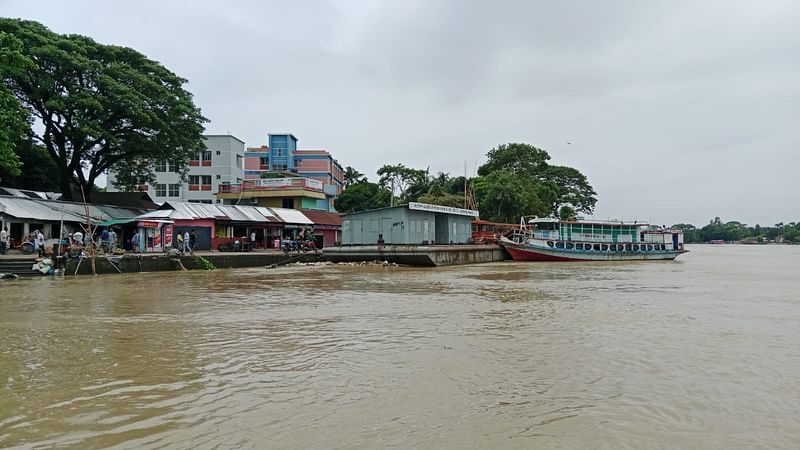 বৃষ্টি ও উজানের ঢলে সুরমা নদীসহ বিভিন্ন নদ–নদীর পানি বাড়ছে। বৃহস্পতিবার বিকেলে সুনামগঞ্জ পৌর শহরের লঞ্চঘাট এলাকায়ছবি: প্রথম আলো