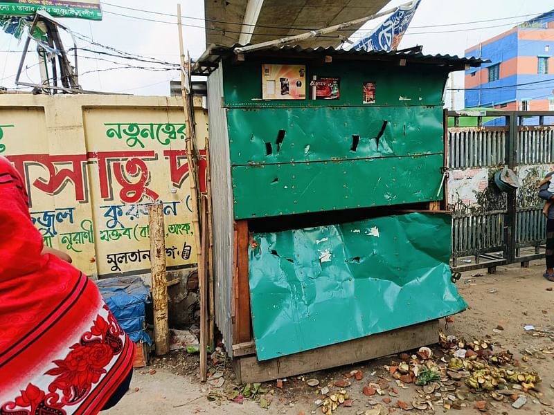 হামলার সময় বেশ কয়েকটি বাড়িঘর ও দোকান ভাঙচুর করে লুটপাট করা হয়। শুক্রবার দুপুরে তারাব বাজার এলাকা থেকে তোলাছবি: সংগৃহীত