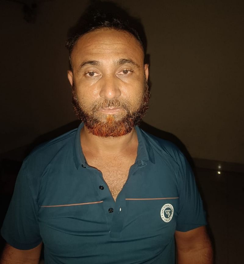 নারায়ণগঞ্জের রূপগঞ্জের চনপাড়ার বাসিন্দা শাহ আলমের ভায়রা জাকিরও এই চোরচক্রের সদস্য বলে পুলিশের ভাষ্য