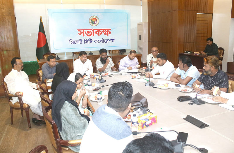 বন্যা পরিস্থিতিতে আগাম করণীয় ঠিক করতে জরুরি সভা করে সিলেট সিটি করপোরেশন। বৃহস্পতিবার বিকেলে নগর ভবনেছবি : প্রথম আলো