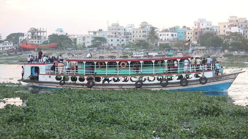 নারায়ণগঞ্জ থেকে বিভিন্ন রুটে চলাচল করছে ঝুঁকিপূর্ণ সানকিন ডেক লঞ্চ। গত শনিবার বিকেলে নারায়ণগঞ্জ কেন্দ্রীয় লঞ্চ টার্মিনাল ঘাট এলাকায়ছবি: প্রথম আলো