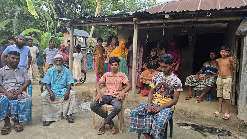 লিবিয়ায় অপহৃত সোহান প্রামাণিককে নির্যাতনের ভিডিও দেখার পর স্বজনের ভেঙে পড়েন। বৃহস্পতিবার বিকেলে গুরুদাসপুর উপজেলার বিয়াঘাট ইউনিয়নের চরপাড়া গ্রামেছবি: সংগৃহীত