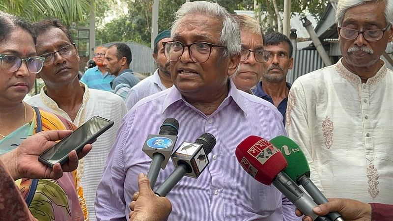 গোপালগঞ্জ সদর উপজেলায় বেনজীরের সাভানা ইকো রিসোর্ট অ্যান্ড ন্যাচারাল পার্ক এলাকার ভুক্তভোগীদের বিষয়ে শুক্রবার সন্ধ্যায় গণমাধ্যমের সঙ্গে কথা বলেন হিন্দু বৌদ্ধ খ্রিস্টান ঐক্য পরিষদের সাধারণ সম্পাদক রানা দাশগুপ্তছবি: প্রথম আলো