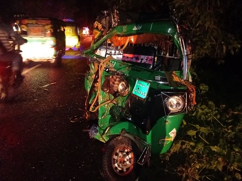 কাভার্ড ভ্যানের সঙ্গে মুখোমুখি সংঘর্ষে দুমড়েমুচড়ে যাওয়া অটোরিকশা। গতকাল সন্ধ্যায় তোলাছবি: প্রথম আলো
