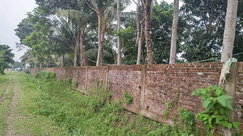 নেত্রকোনা সদর উপজেলার কাইলাটি ইউনিয়নের ভাসাপাড়া এলাকায় এই বাড়িতে স্থানীয় কোনো লোকজনকে ঢুকতে দেওয়া হয় না। এই বাড়িতেই আজ জঙ্গি আস্তানা সন্দেহে অভিযান চলছে