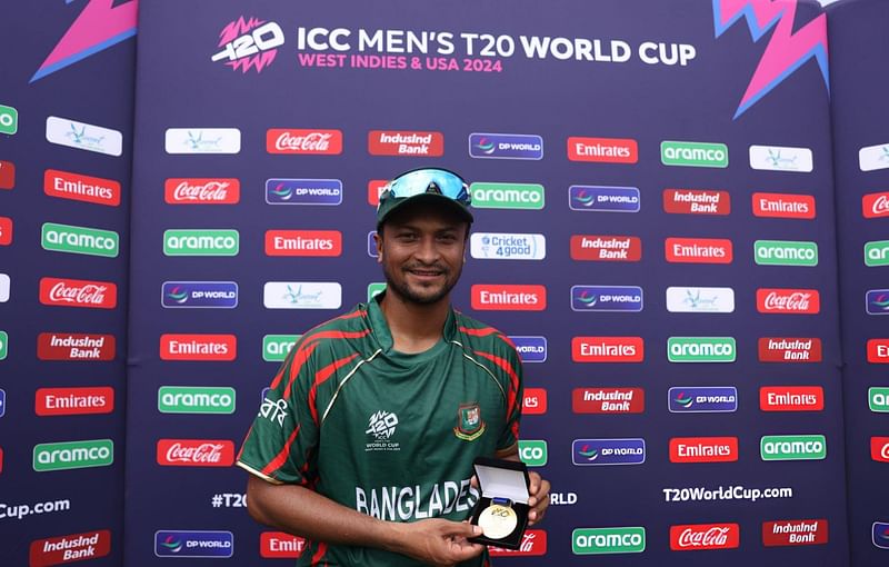 ম্যাচসেরার পুরস্কার হাতে সাকিব। কাল সেন্ট ভিনসেন্টে