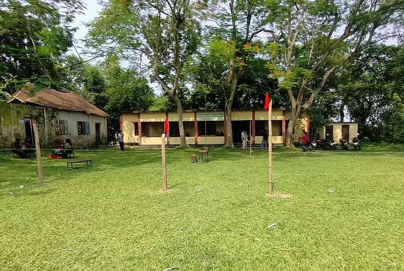 বাজিতপুর উপজেলা পরিষদের নির্বাচনে সরারচর এলাকার আশিনল সরকারি প্রাথমিক বিদ্যালয় ভোটকেন্দ্রের চিত্র। আজ বুধবার বেলা আড়াইটার দিকেছবি: তাফসিলুল আজিজ