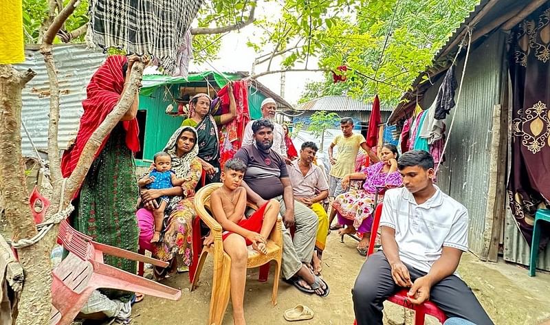 শোকে স্তব্ধ আফরোজা বেগমের স্বজনেরা। আজ সোমবার বিকেলে যশোরের অভয়নগর উপজেলার নওয়াপাড়া রেলস্টেশনের পাশের বস্তিতে আফরোজা বেগমের বাবার বাড়িতেছবি: প্রথম আলো