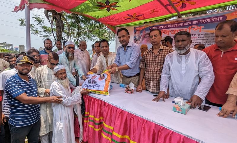 কলাপাড়া উপজেলা বিএনপির উদ্যোগে প্রায় ৩০০ পরিবারের মধ্যে ত্রাণ বিতরণ করা হয়। আজ বৃহস্পতিবার।ছবি: প্রথম আলো