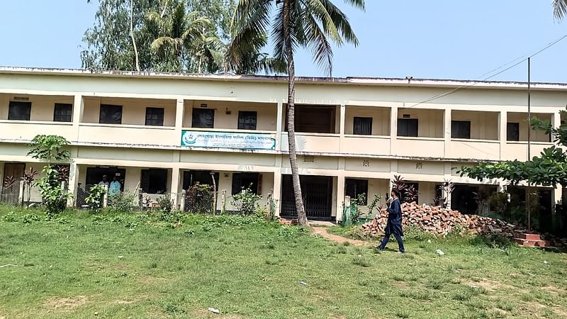 লোহাগাড়া ইসলামিয়া সিনিয়র মাদ্রাসা ভোট কেন্দ্রে আজ সকালে ভোটারদের উপস্থিতি দেখা যায়নি। ভোট গ্রহণে নিয়োজিত কর্মকর্তা ও প্রার্থীদের এজেন্ট কেন্দ্রে অলস সময় পার করছেন। আজ সকাল সাড়ে ৯টায়প্রথম আলো