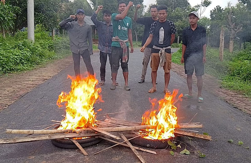 বাঘাইহাট-সাজেক সড়কের দোপাতা এলাকায় আগুন জ্বালিয়ে অবরোধ পালন করা হচ্ছেে। আজ শনিবার সকালেছবি: সংগৃহীত