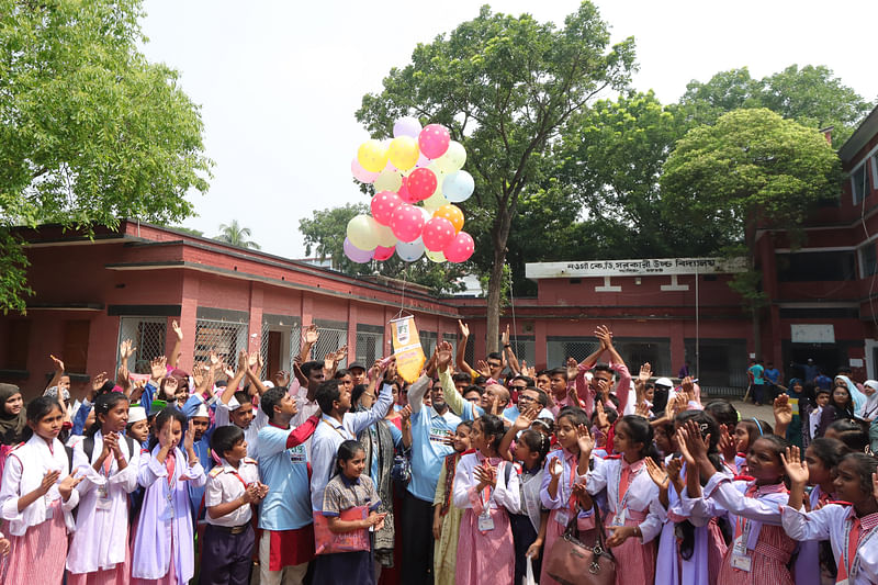 নওগাঁ আঞ্চলিক স্বাস্থ্য অলিম্পিয়াডের বেলুন উড়িয়ে উদ্বোধন করেন অতিথিরা। ছবিটি নওগা কৃষ্ণধন সরকারি উচ্চ বিদ্যালয় থেকে তোলাপ্রথম আলো