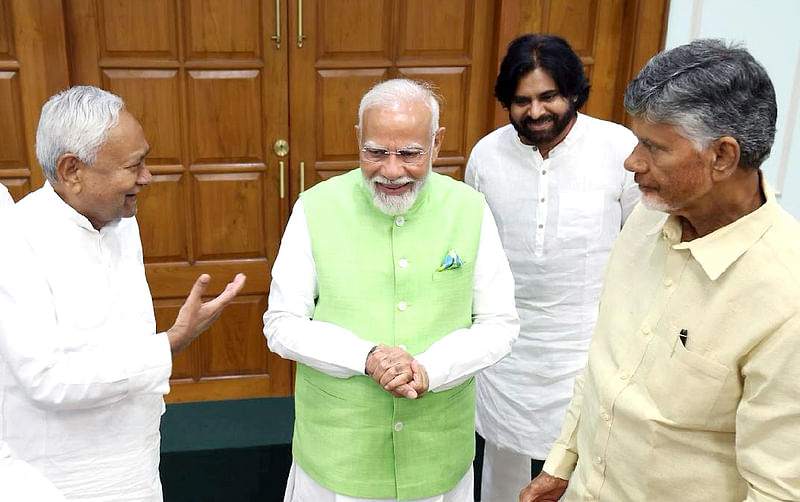 গত বুধবার নিজ বাসভবনে নরেন্দ্র মোদি এনডিএ জোটের নেতাদের সঙ্গে বৈঠক করেন। সেখানে এনডিএ জোটের শরিক অন্ধ্র প্রদেশের তেলেগু দেশম পার্টির (টিডিপি) প্রধান চন্দ্রবাবু নাইডু (ডানে) এবং বিহারের জনতা দল ইউনাইটেডের (জেডি-ইউ) প্রধান নীতীশ কুমার (বায়ে) ও জনসেনা পার্টির প্রধান পবন কল্যাণ