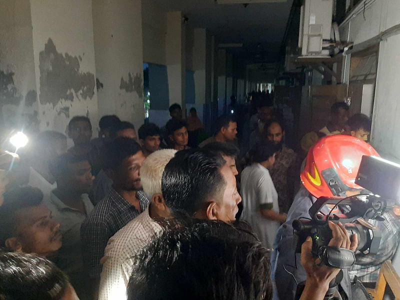 বরিশাল শের-ই-বাংলা মেডিকেল কলেজ হাসপাতালের নিচতলায় ডায়ালাইসিস ইউনিটে আজ মঙ্গলবার রাতে আগুন লাগার পর ফায়ার সার্ভিস সদস্যরা তা নিভিয়ে ফেলে। সেখানে উৎসুক লোকজনের ভিড়ছবি: প্রথম আলো