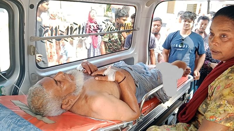 ব্যবসায়ী নেতা আবুল কাশেম তালুকদারকে কুপিয়ে জখম করা হয়েছে। সোমবার দুপুরে কালকিনি উপজেলা স্বাস্থ্য কমপ্লেক্সেছবি: সংগৃহীত