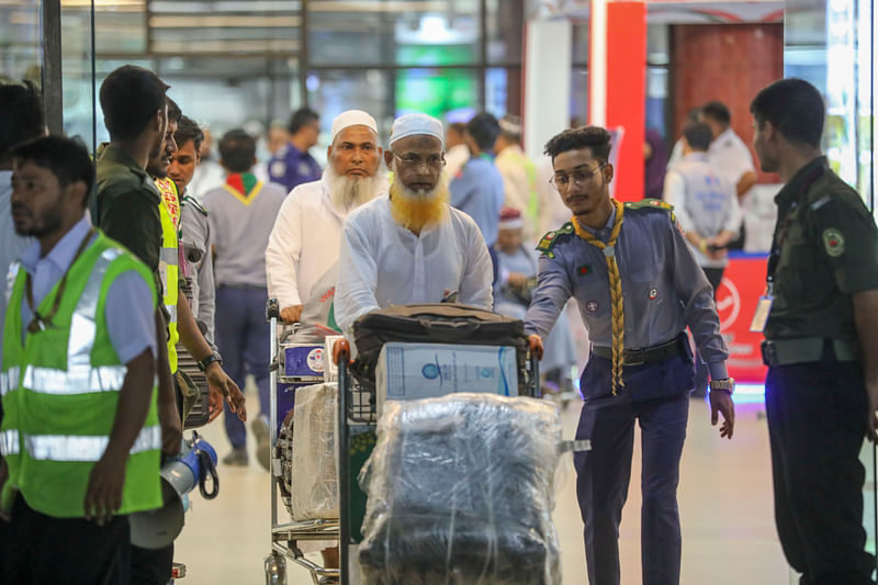 টার্মিনাল-২–এর ফটক দিয়ে লাগেজসহ বের হচ্ছেন হাজিরা। 