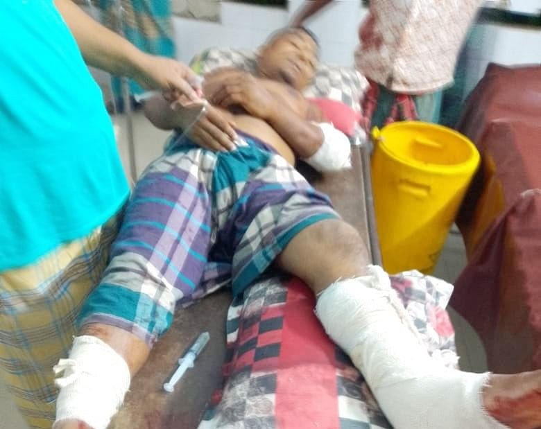 গুলিবিদ্ধ গ্রাম পুলিশ মনিরুল ইসলামকে ঢাকার পঙ্গু হাসপাতালে পাঠানো হয়েছেছবি: সংগৃহীত
